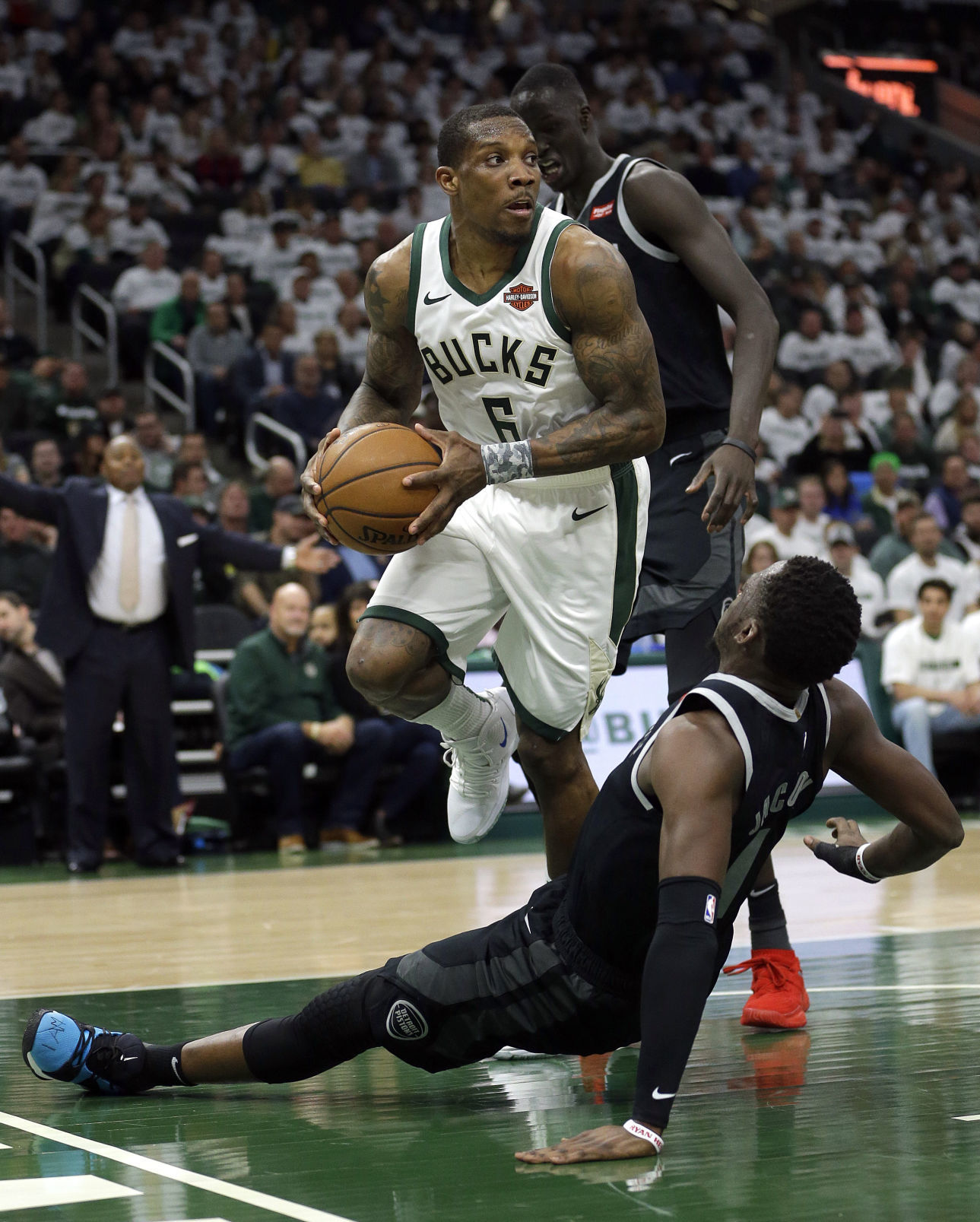 Bucks 121, Pistons 86